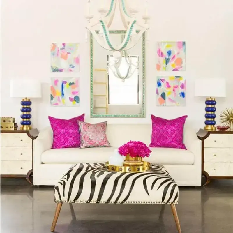 decoração romântica para sala toda branca com almofadas magenta Foto Pinterest