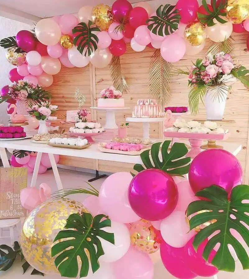 decoração rosa e dourado para festa flamingo Foto Daiane Demézio