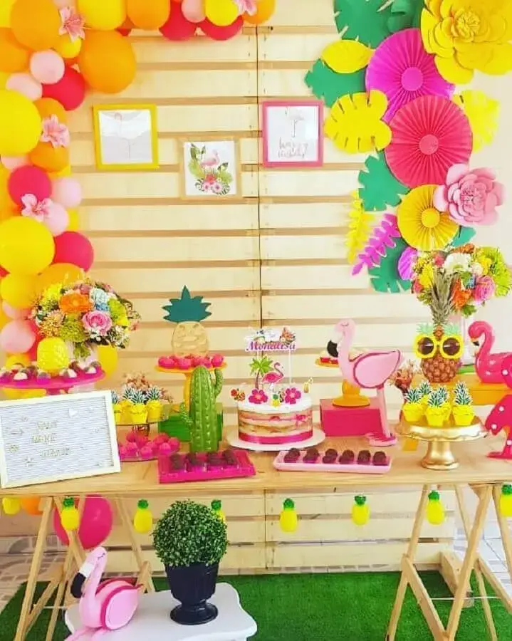 decoração rústica para festa flamingo e abacaxi Foto Paloma Decora