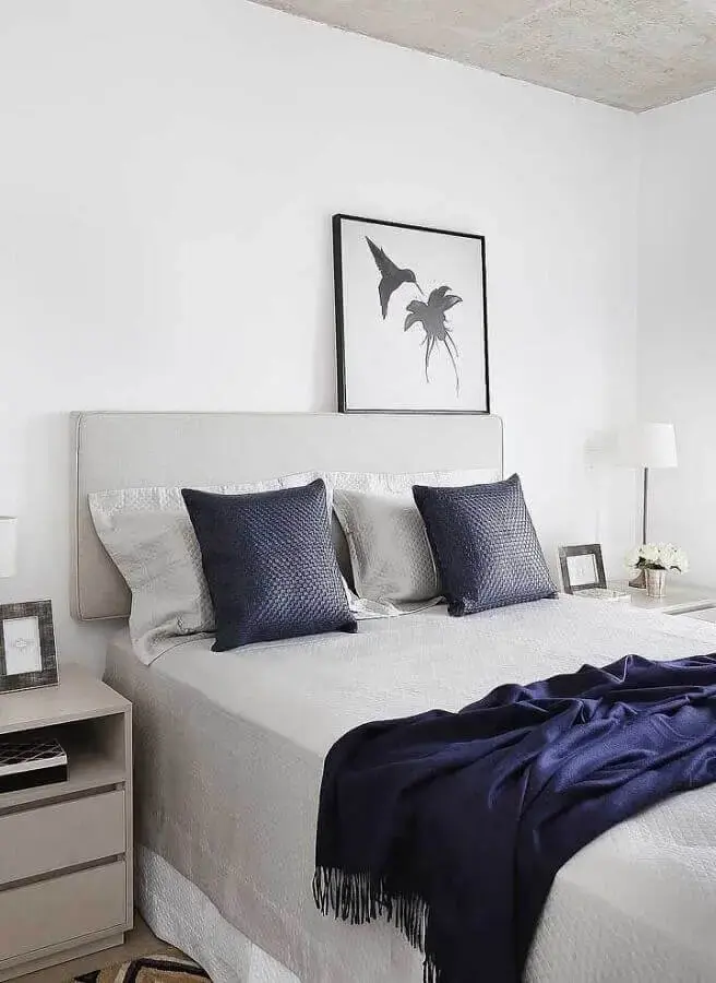 decoração simples com quadro apoiado na cabeceira da cama de casal Foto Webcomunica