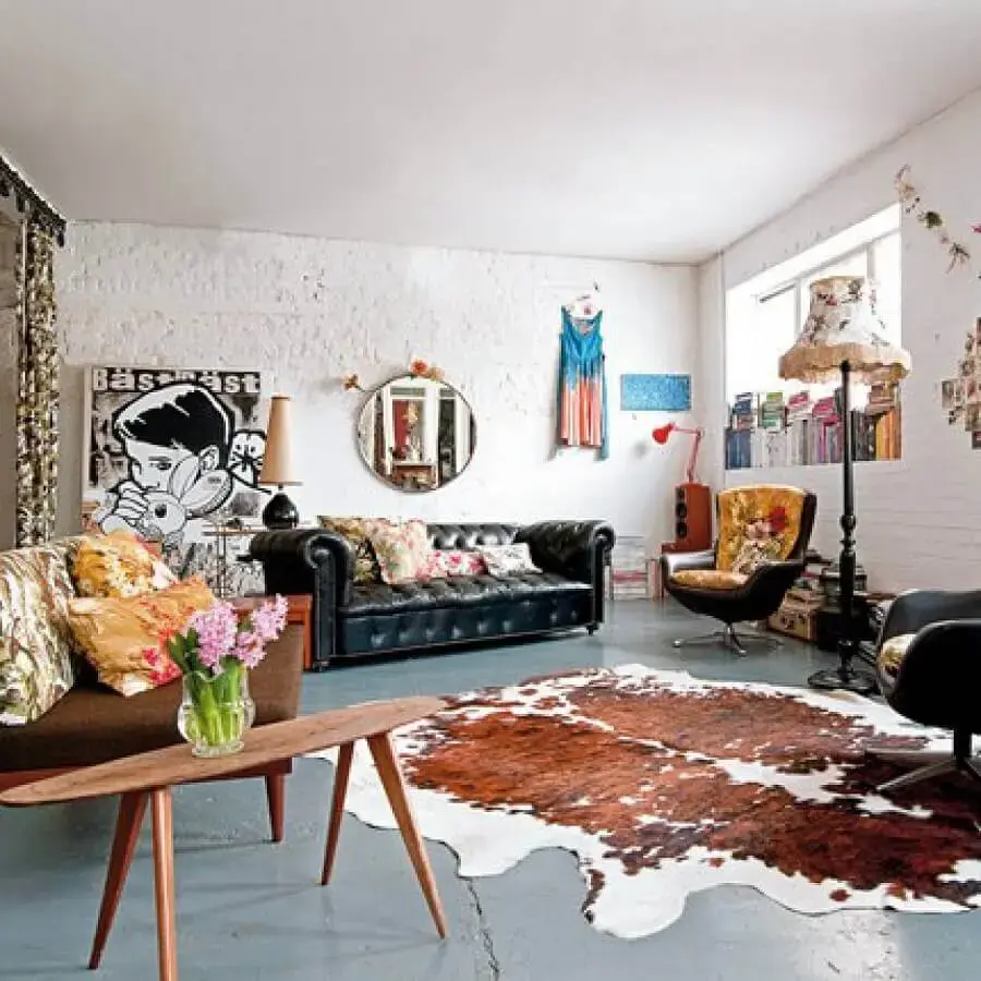 decoração simples com tapete de couro para sala com sofá de couro preto Foto Never Seen