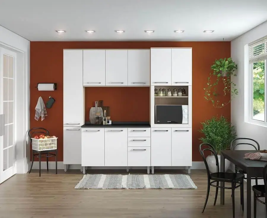 decoração simples para cozinha com parede na cor de tinta terracota e armários brancos Foto Webcomunica