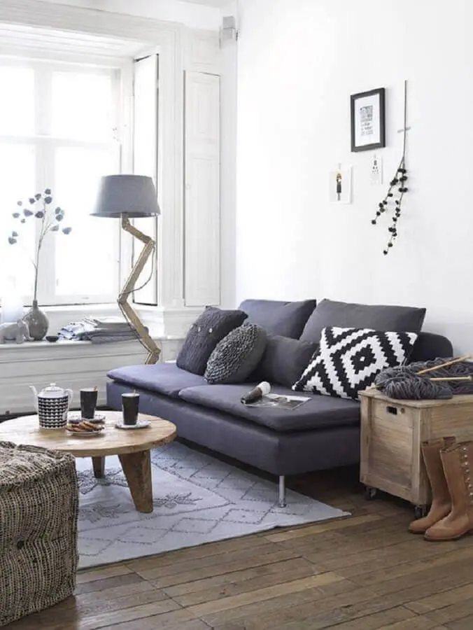 decoração simples para sala com sofá pequeno cinza Foto Pinterest