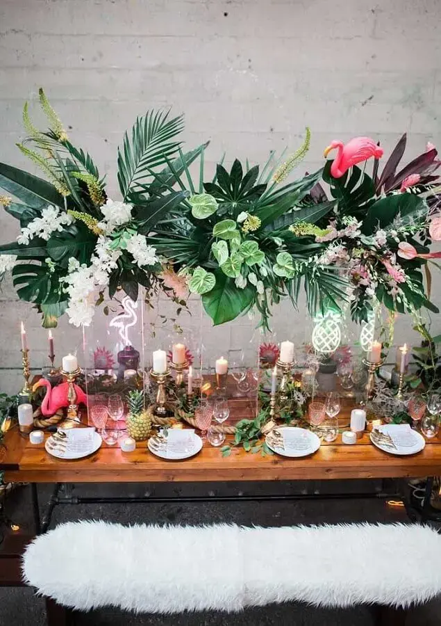 sophisticated decoration for flamingo party with leaves and candles Foto Pinterest