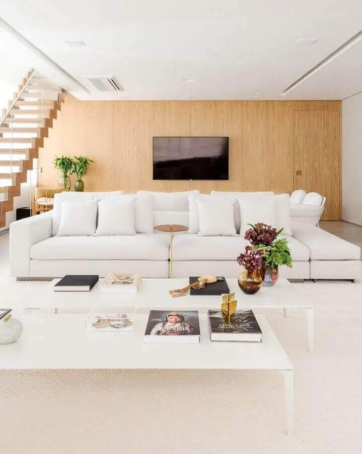decoração sofisticada para sala ampla com sofá branco Foto Figueiredo Fischer Arquitetos