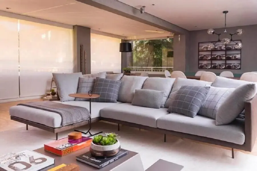 decoração sofisticada para sala ampla com sofá com chaise cinza Foto Bossa Arquitetura