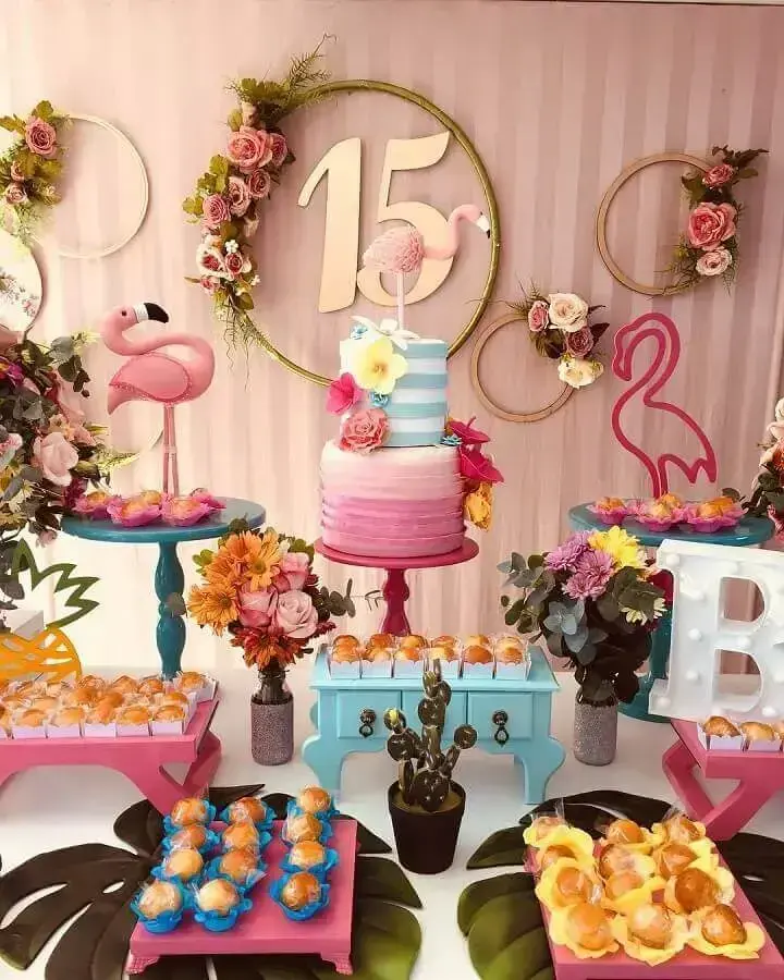 delicada decoração para festa de aniversário de flamingo 15 anos Foto Claudia Ferreira - No Quintal Festa