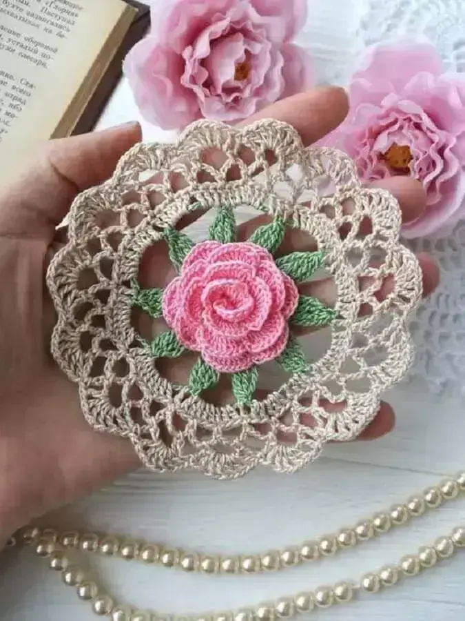 delicada rosa de crochê para aplicação Foto VitasjaCrochet
