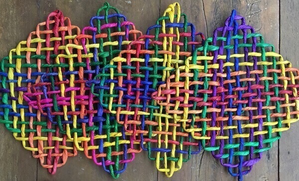 Descanso de panela de palha colorido em formato quadrado