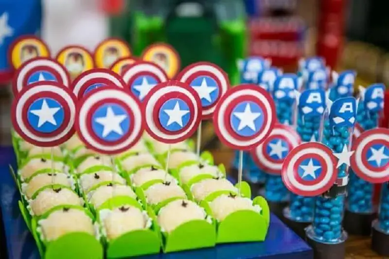 docinhos do capitão América para festa dos vingadores Foto Pinterest