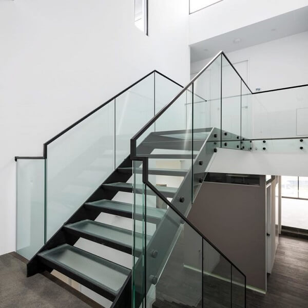 Escada de vidro com estrutura de inox suporta uma boa quantidade de peso