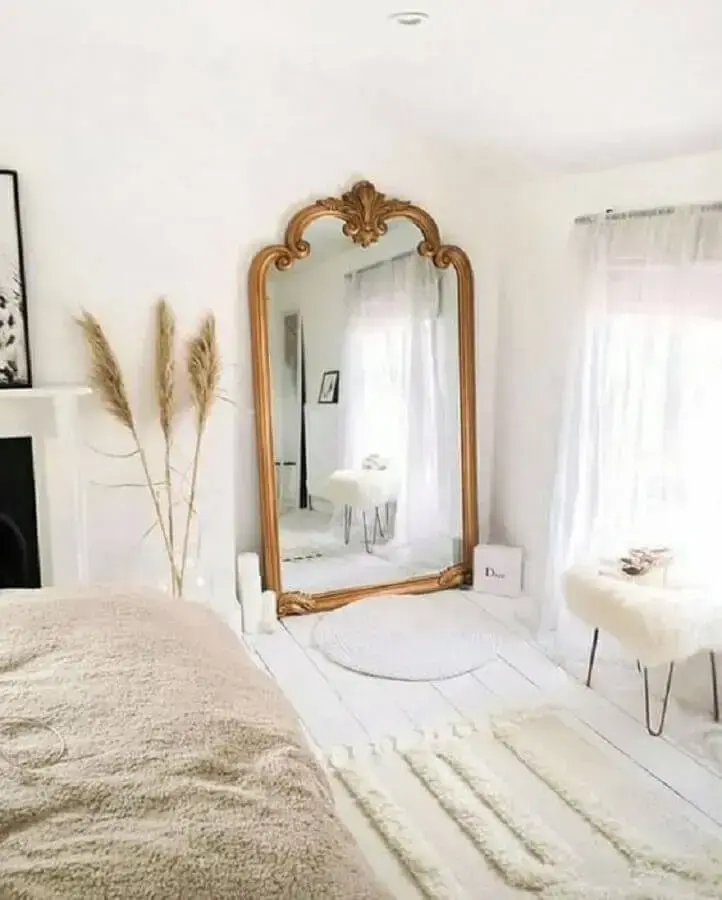 espelho de chão com moldura vintage Foto Foogo