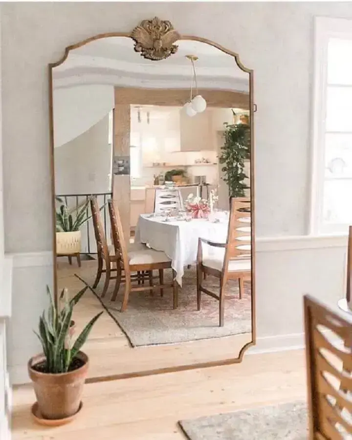 espelho de chão para sala de jantar com moldura delicada Foto Anthropologie