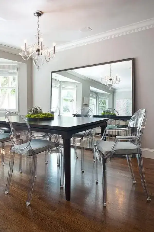 espelho grande de chão para decoração de sala de jantar moderna com cadeiras de acrílicos transparente Foto Anthropologie