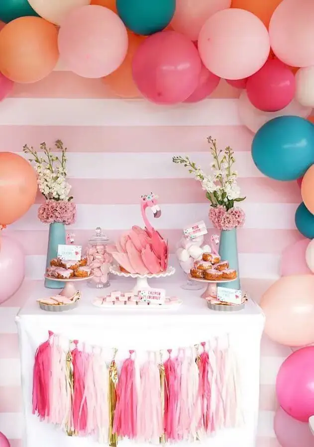 birthday party with flamingo shaped cake Foto Style Me Pretty