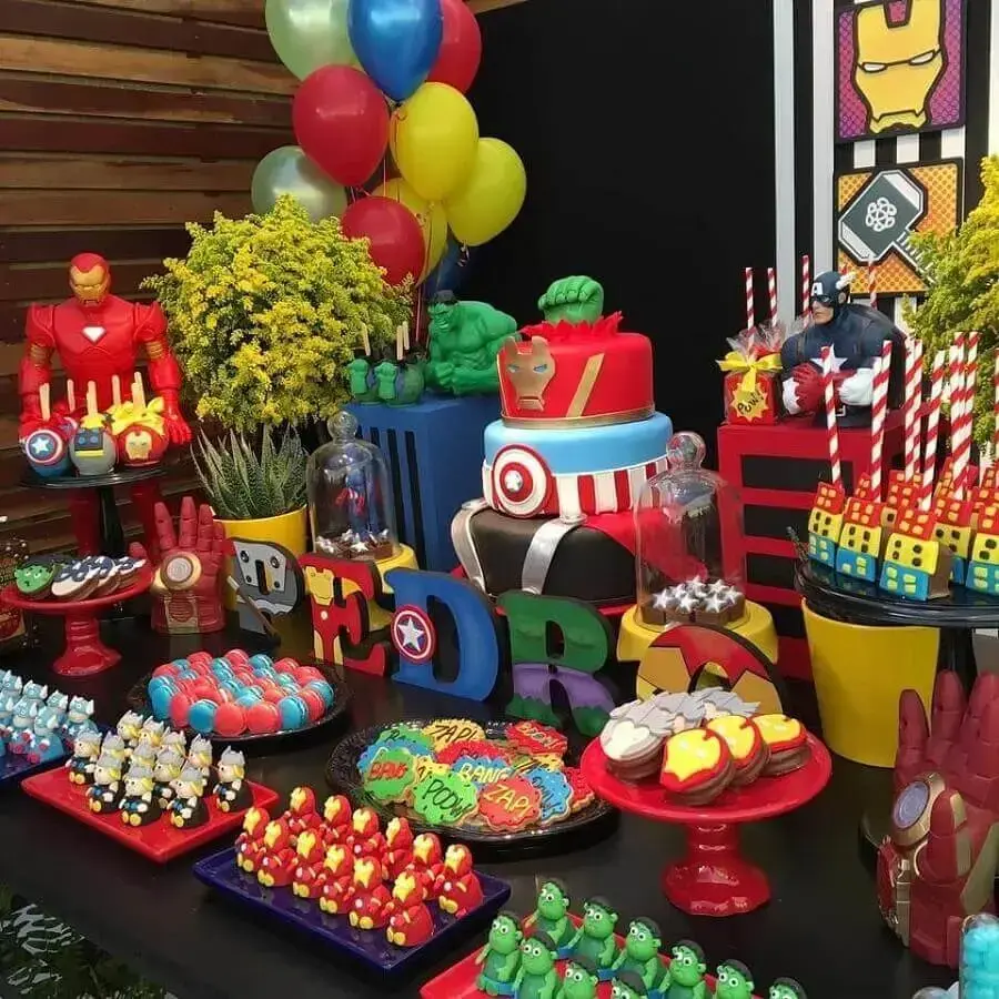festa de aniversário dos vingadores com decoração colorida Foto Tive Uma Ideia