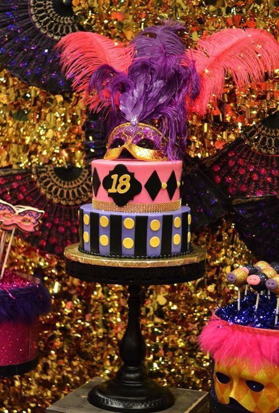 Festa baile de máscaras com decoração colorida