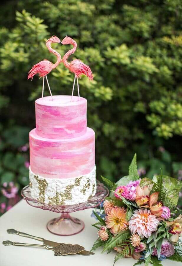 festa flamingo decorada com bolo 2 andares cor de rosa com flamingos no topo Foto Style Me Pretty