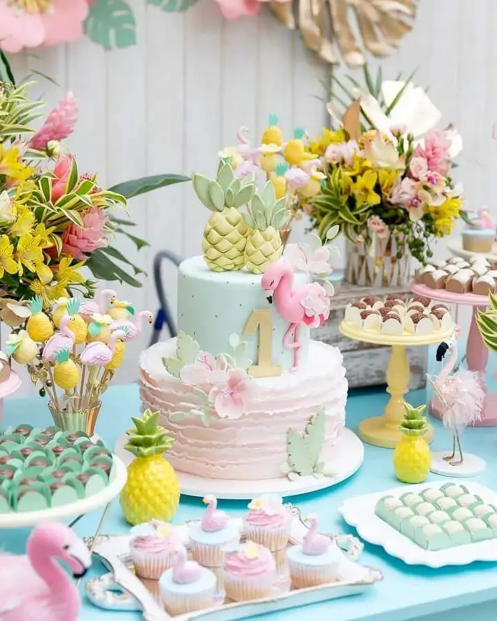 flamingo and pineapple party decorated in pastel tones with lily arrangement Photo Fabiana Moura