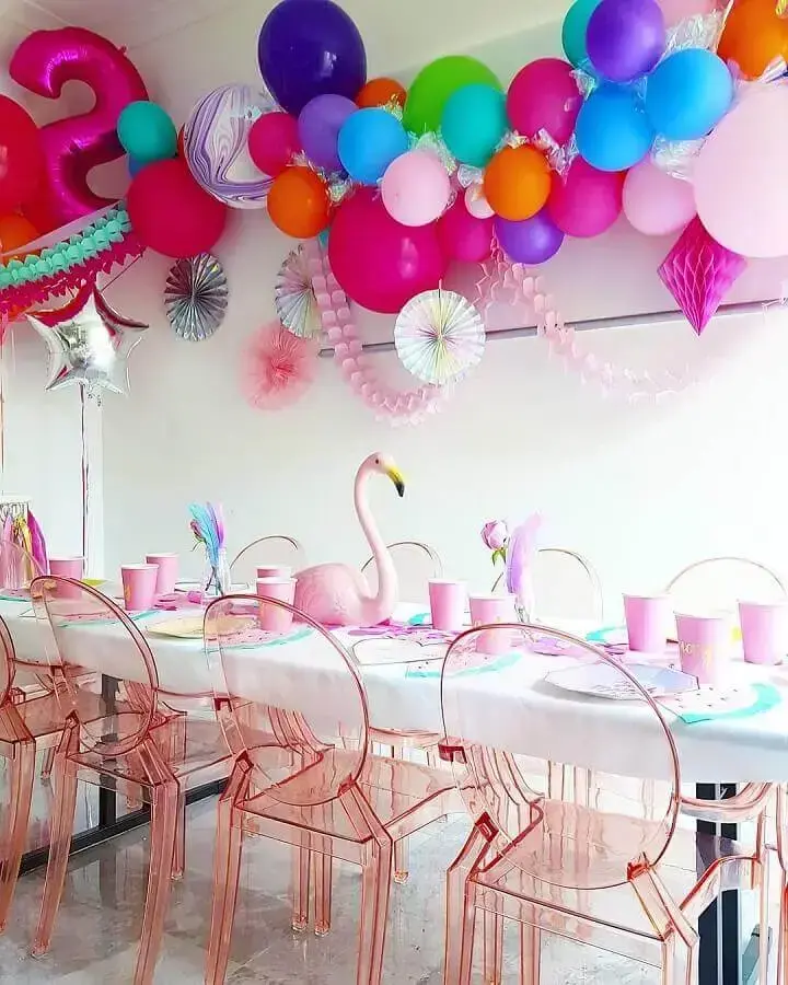 simple flamingo party decorated with pink balloons Foto Sugar & Salt