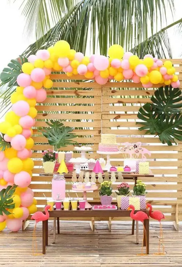 festa flamingo simples decorada com painel de pallets costela de adão e balões coloridos Foto Pinterest