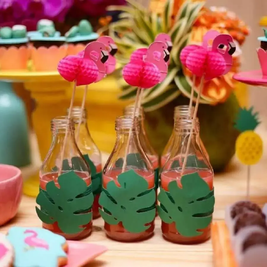juice bottles decorated for flamingo birthday party Photo Renata Caroline Parties