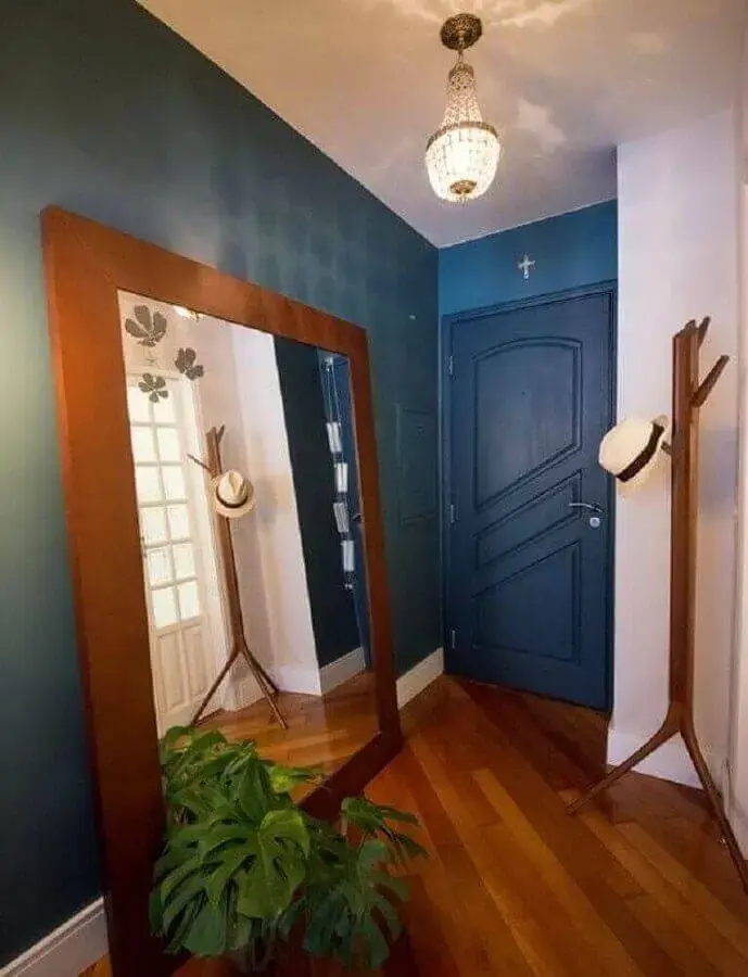 hall decorado com espelho grande de chão com moldura de madeira Foto Pinterest