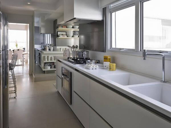 Cozinha clean com janela projetante