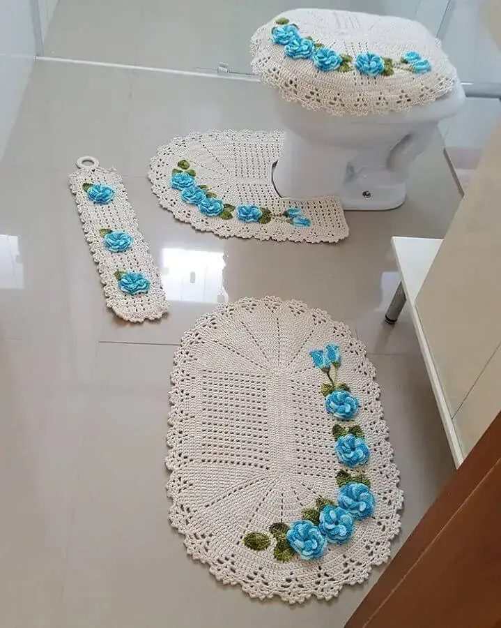 jogo de banheiro com rosas de crochê azul Foto Elaine Crochê