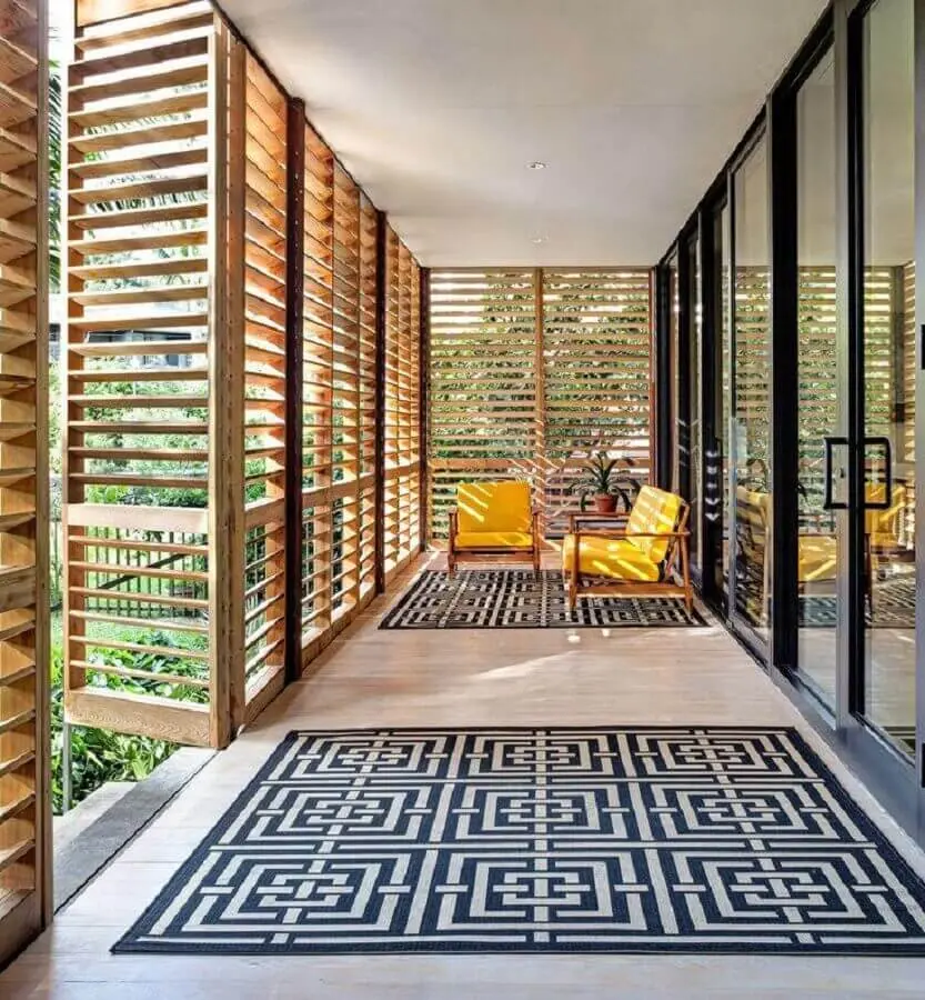 jogo de cadeiras para varanda ampla e moderna decorada com tapete geométrico Foto Pinterest
