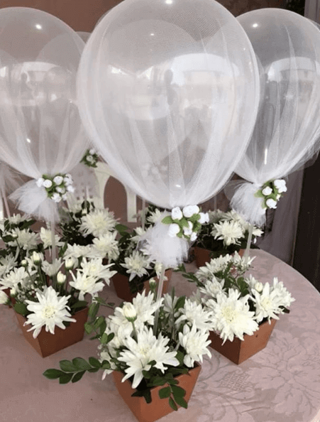 Lembrancinha centro de mesa com balão e flores