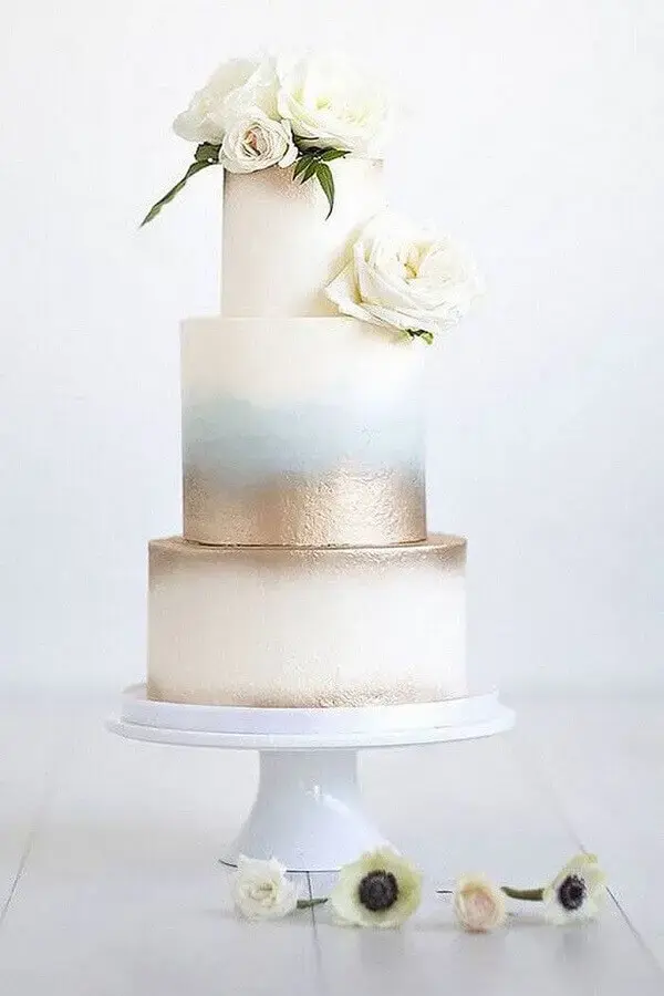 lindo bolo de aniversário de casamento 3 andares com rosas brancas Foto ELLE Decoration