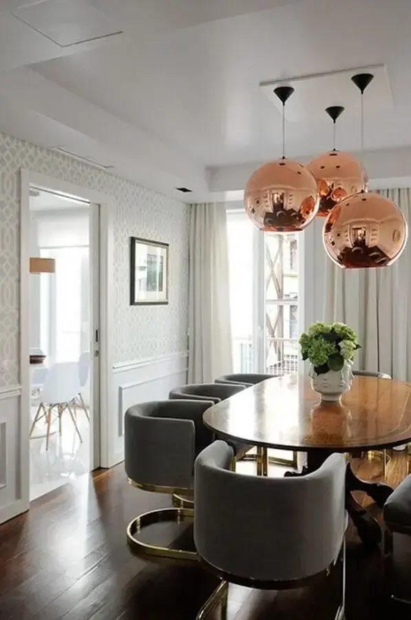 luminária pendente cobre esférica para decoração de sala de jantar com cadeiras cinza modernas Foto House Of Hipsters