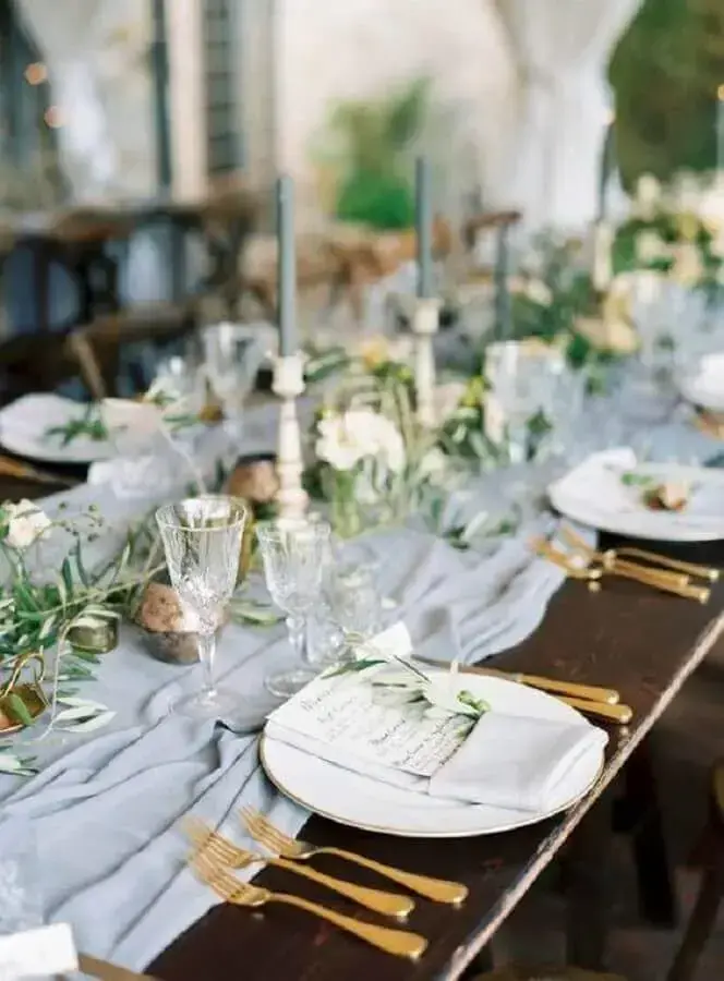 mesa de aniversário de casamento com decoração simples e talheres dourados Foto Alluring Designs