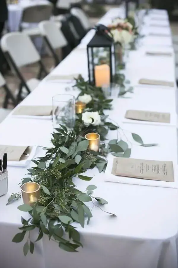 mesa de aniversário de casamento decorada com folhagens e velas Foto Pinterest