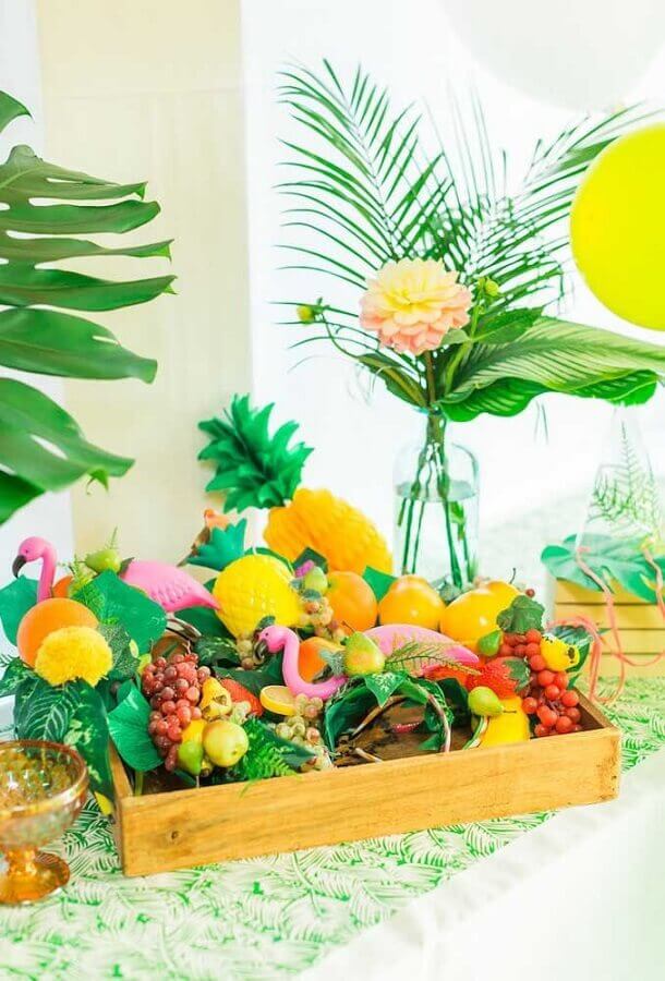 mesa de frutas para festa flamingo tropical Foto Kara’s Party Ideas