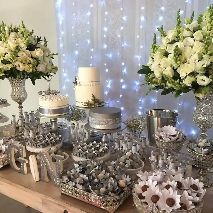 mesa decorada para aniversário de casamento bodas de prata Foto Decor-Ar