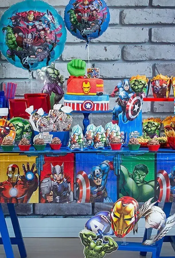 decorated table for avengers children's party Foto Mamãe & Cia
