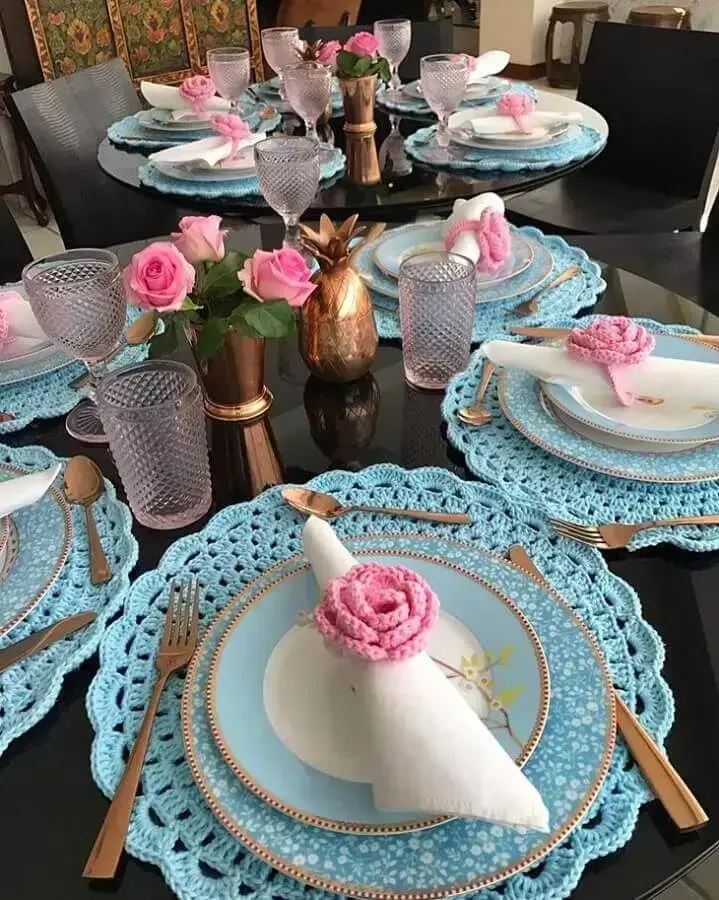 mesa posta decorada com rosas de crochê como suporte para guardanapo Foto Andrea e Marina Castelo Branco