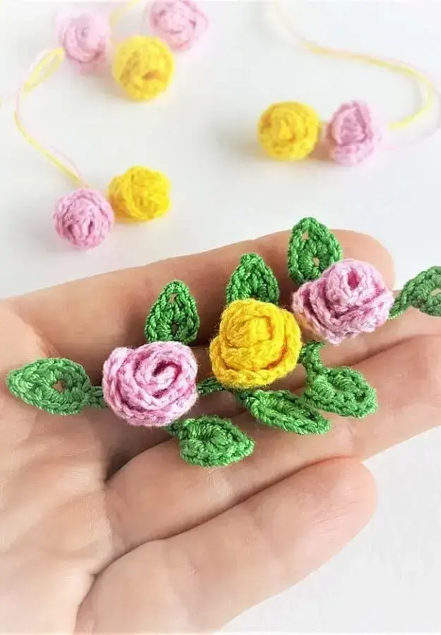 mini rosas de crochê para aplicação Foto Webcomunica