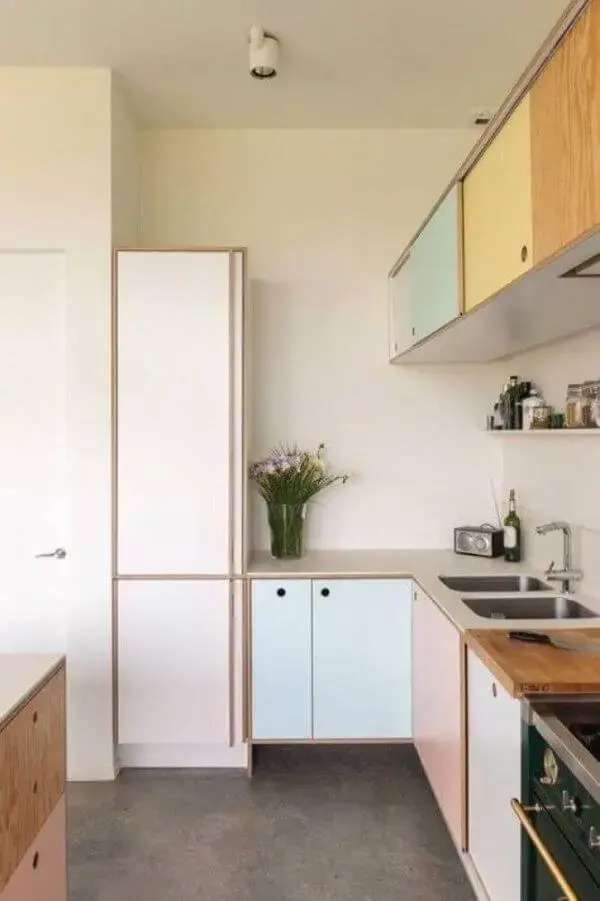 Modelo de armário de cozinha com móveis retrô