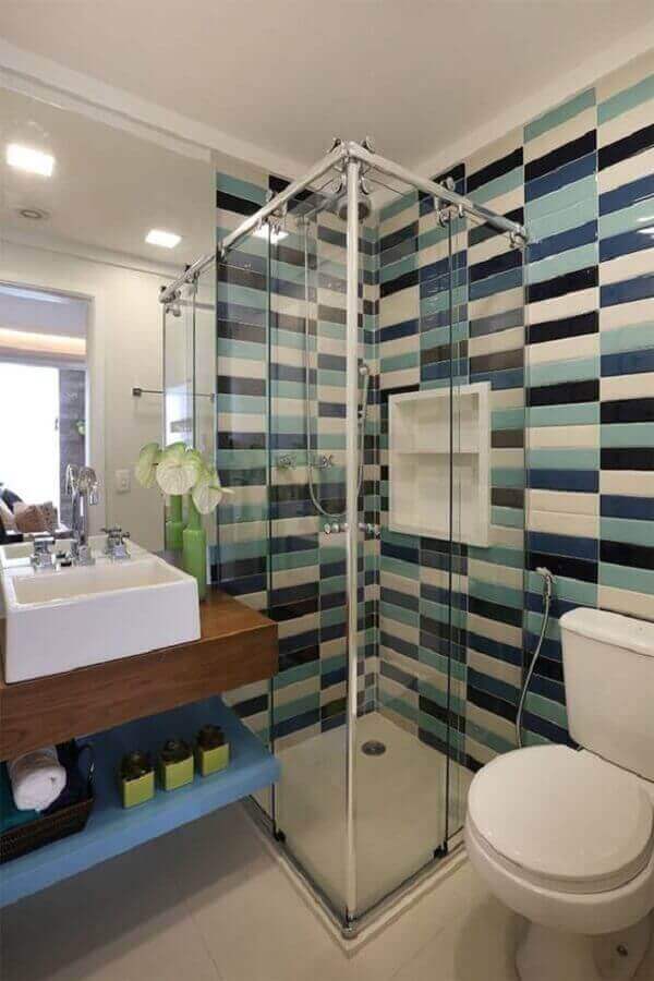 modelo de banheiro de apartamento decorado com revestimento colorido Foto Dicas Decor