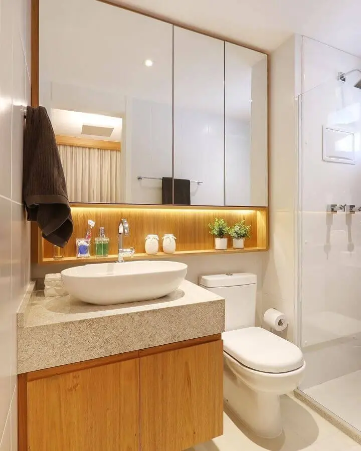 modelo de banheiro de apartamento planejado com armários de madeira Foto Webcomunica