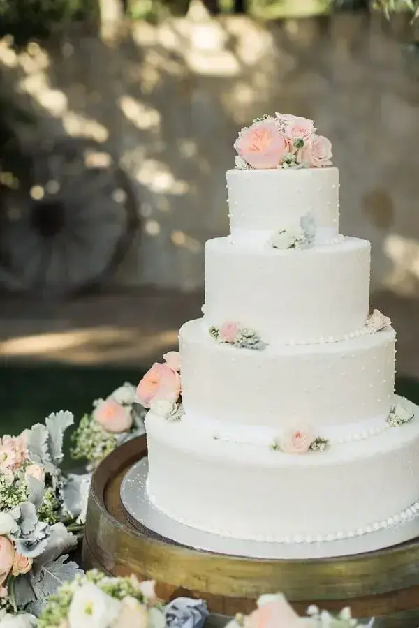 modelo tradicional de bolo de aniversário de casamento todo branco 4 andares Foto iCasei
