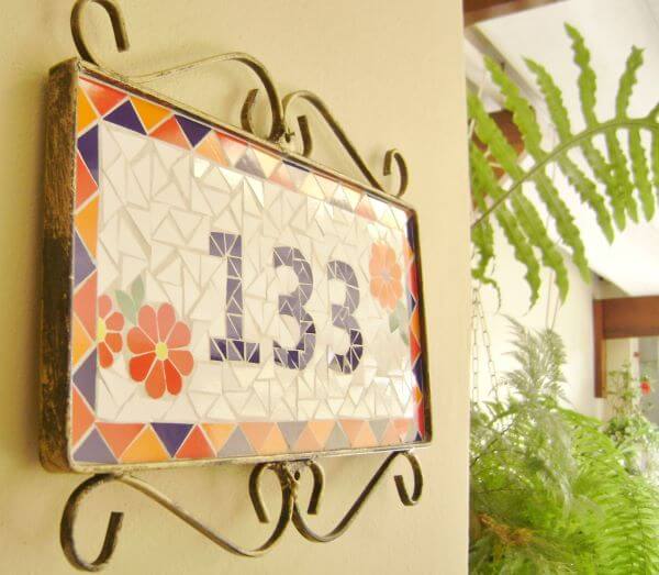 Número de casa com mosaico