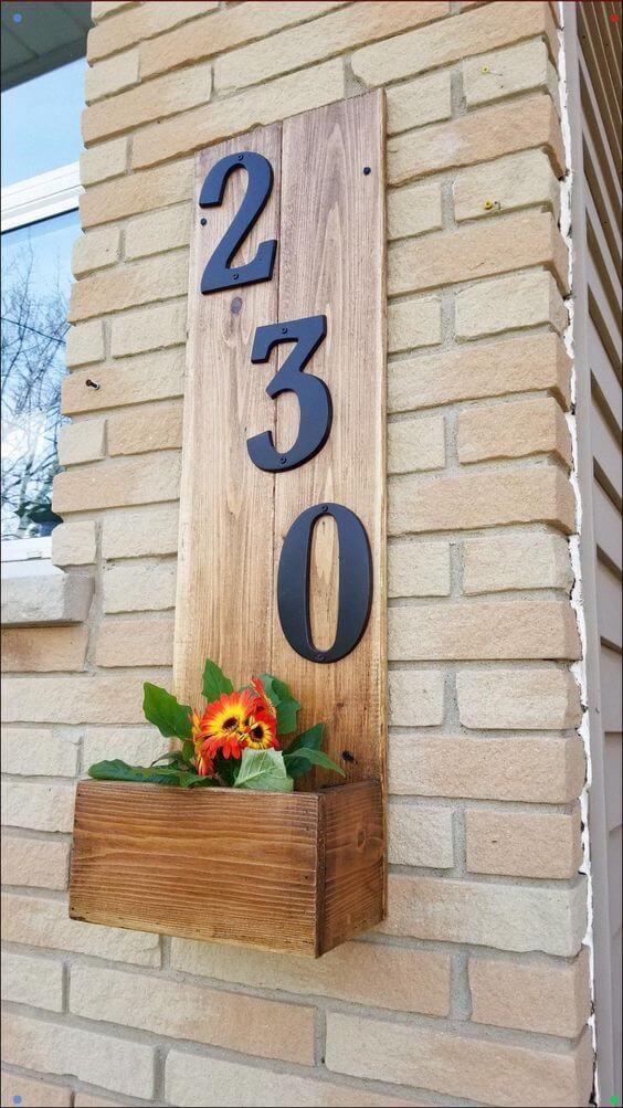 Número de casa rústica com flores