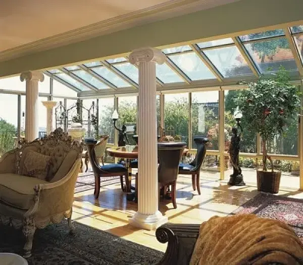 Ambiente integrado com teto de vidro