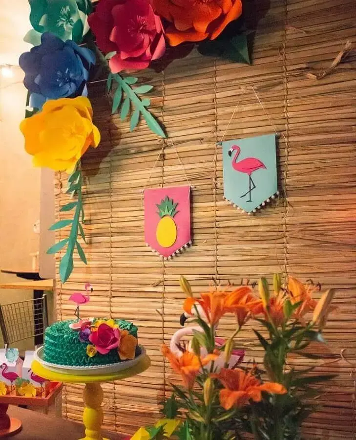 rustic panel for tropical flamingo party decorated with paper flowers Photo Tiquinho de Cor