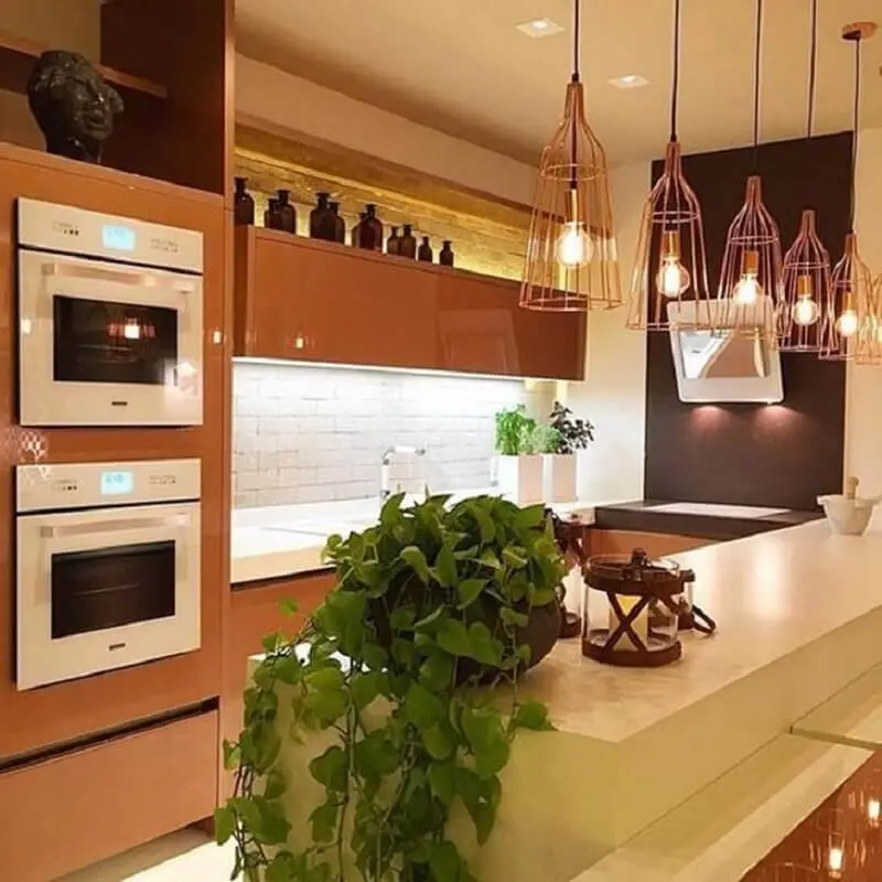 pendente aramado cobre para decoração de cozinha planejada marrom Foto Romero Duarte & Arquitetos