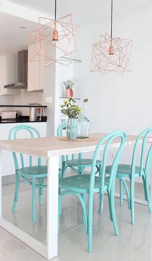 pendente aramado cobre para decoração de sala de jantar com mesa de madeira e cadeiras azul tiffany Foto Assetproject